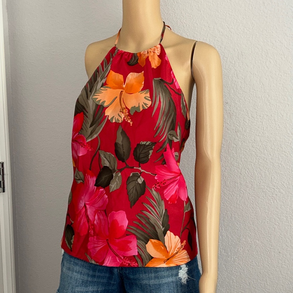 Woman’s sleeveless top